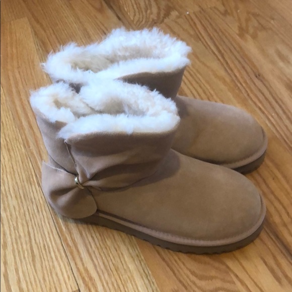 UGG TAN SHORT BOOTS BOW 7 - Picture 1 of 7